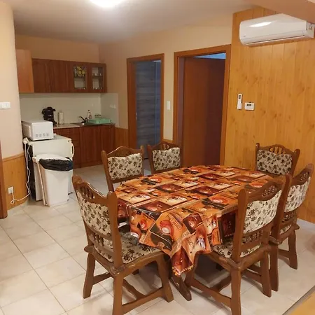 Yvette Apartman Ii