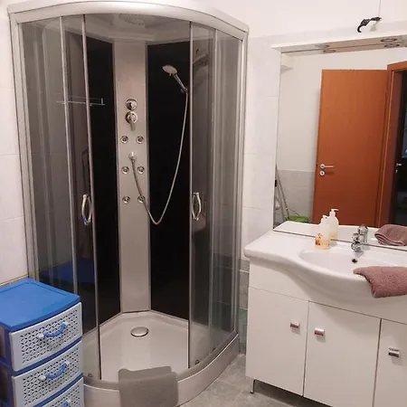 Yvette Apartman Ii アパート